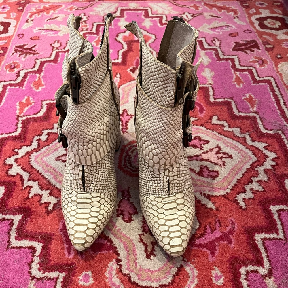Freebird Joey Booties size 9